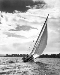 Segelbåt utanför kusten